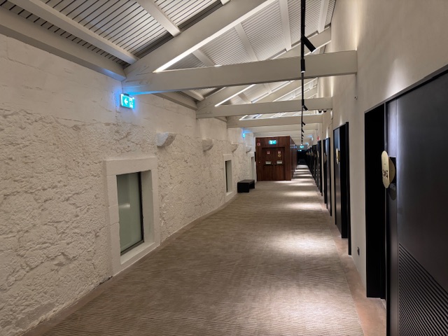 Third floor, Ruby wing